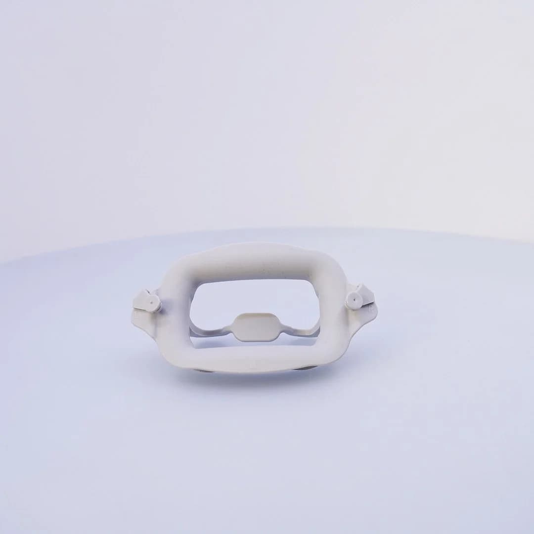 Silicone mouth retractor with clips for professional teeth whitening treatments